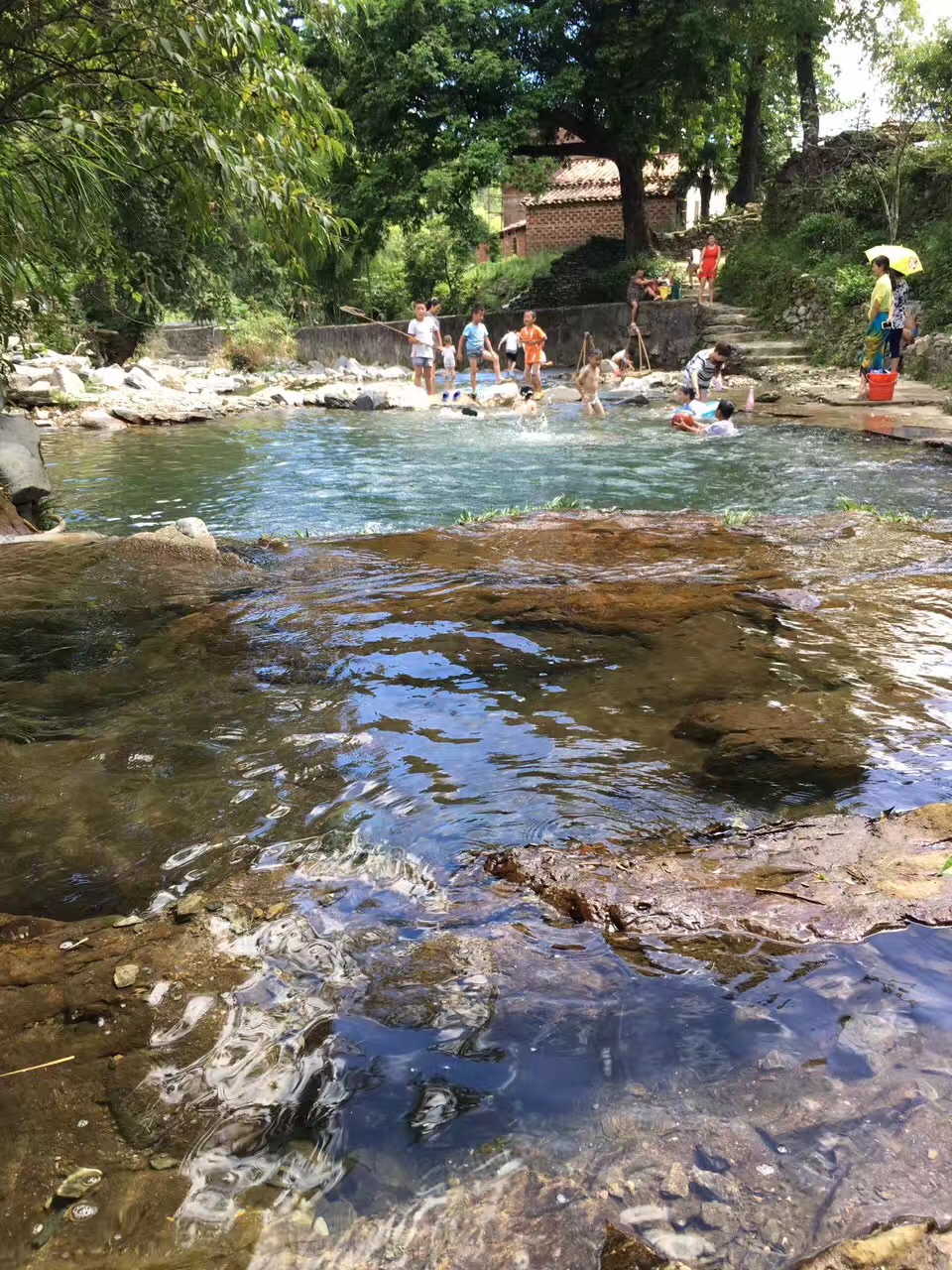 婺源鄣山村游泳